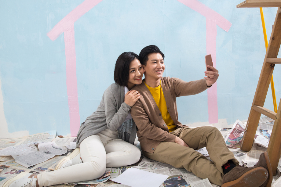 年轻夫妇用手机拍照图片