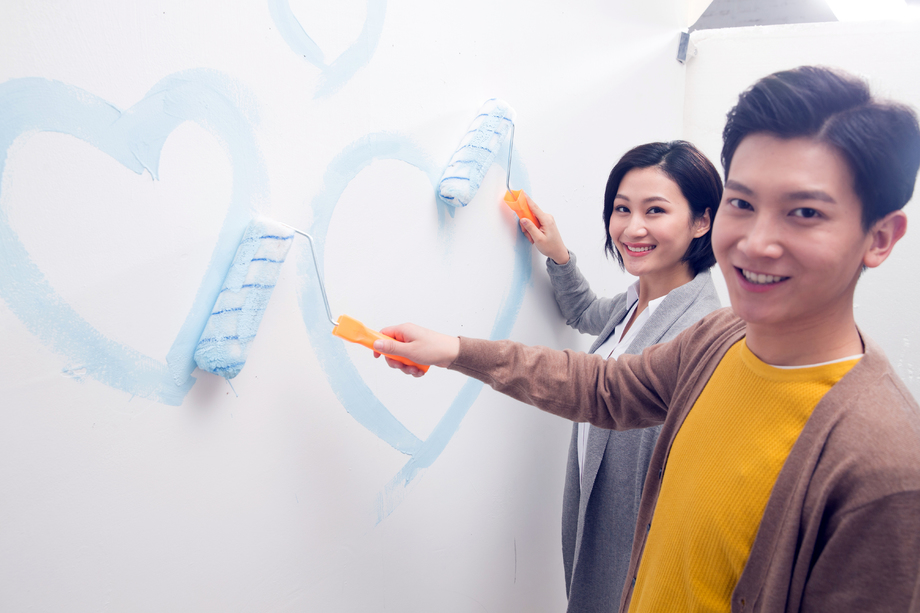 年轻夫妇装修房子