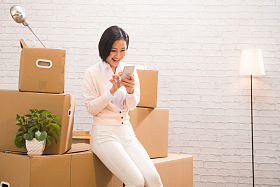 青年女人看手机照片