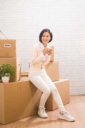 青年女人喝水图片