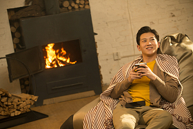 青年男人坐在房间