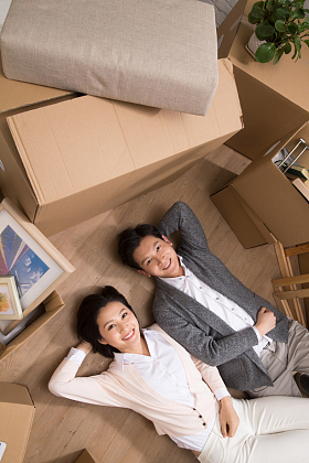 年轻夫妇躺在地板上