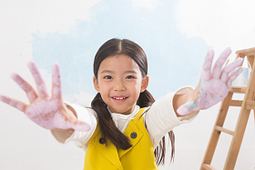 满手涂料的小女孩图片