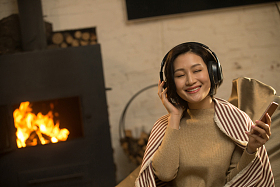 青年女人听音乐图片