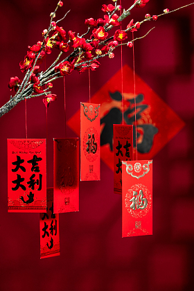 悬挂在梅花下面的红包图片