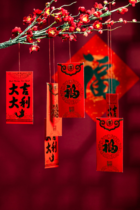 悬挂在梅花下面的红包