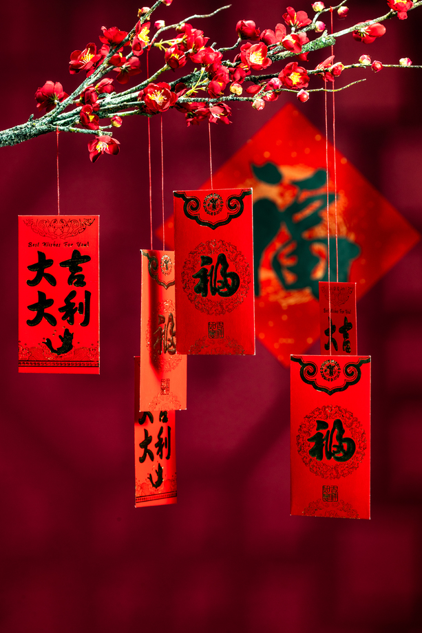 悬挂在梅花下面的红包