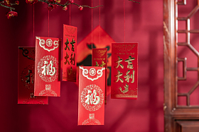 悬挂在梅花下面的红包图片
