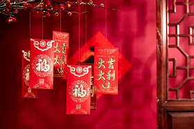 悬挂在梅花下面的红包图片