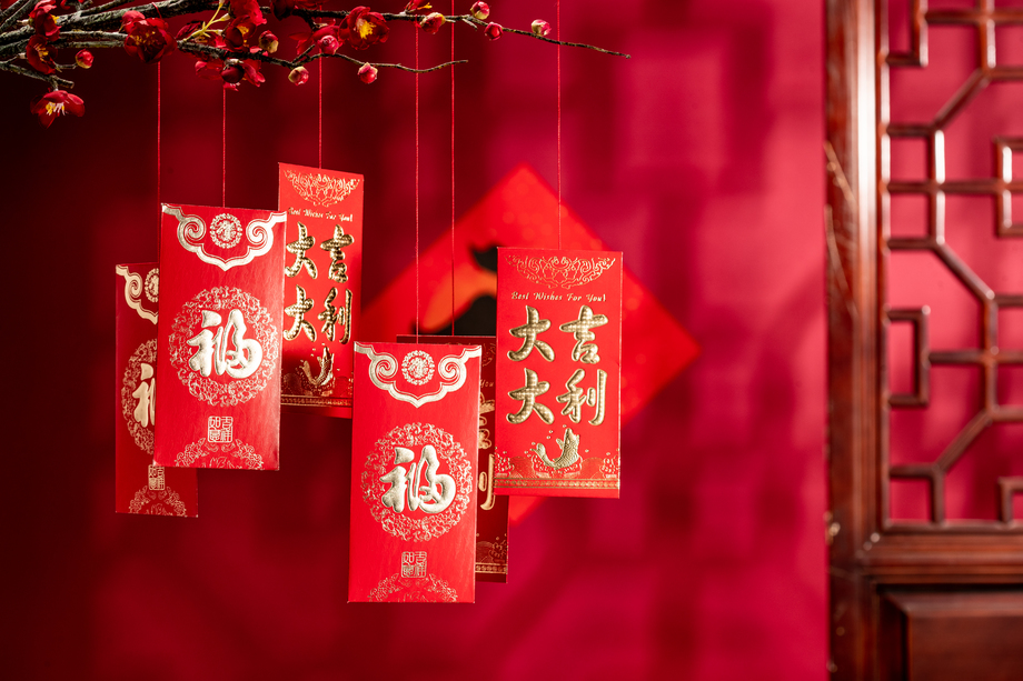 悬挂在梅花下面的红包图片