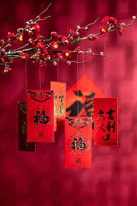 悬挂在梅花下面的红包