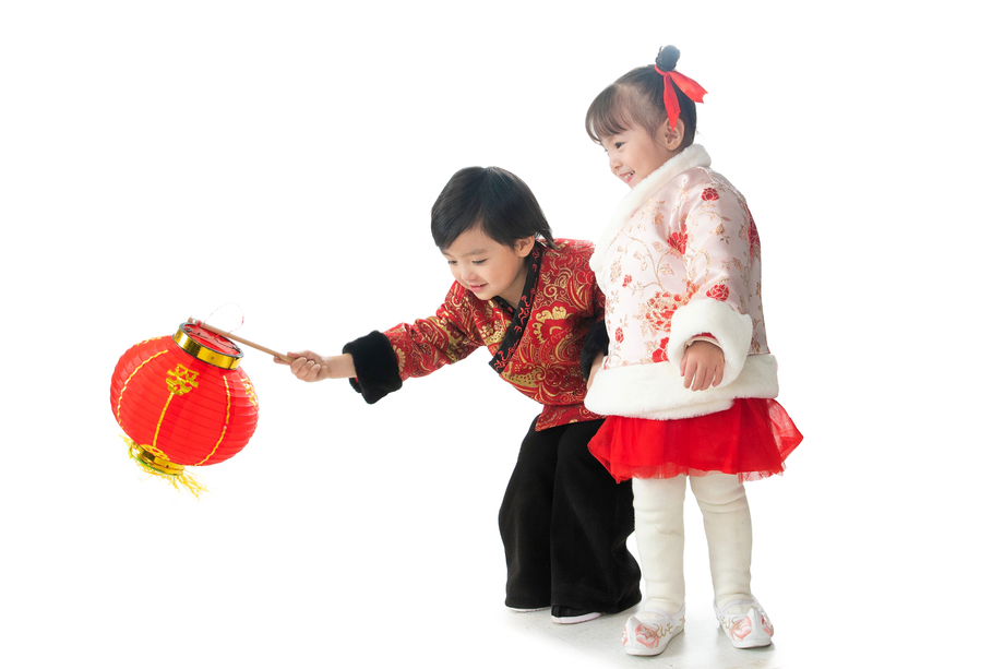 兄妹两人拿着红灯笼庆祝新年 兄妹两人拿着红灯笼庆祝新年