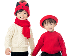 兄妹两人穿新衣服庆祝新年照片