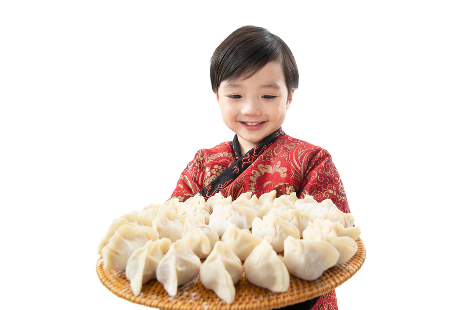 小男孩过年包饺子 小男孩过年包饺子