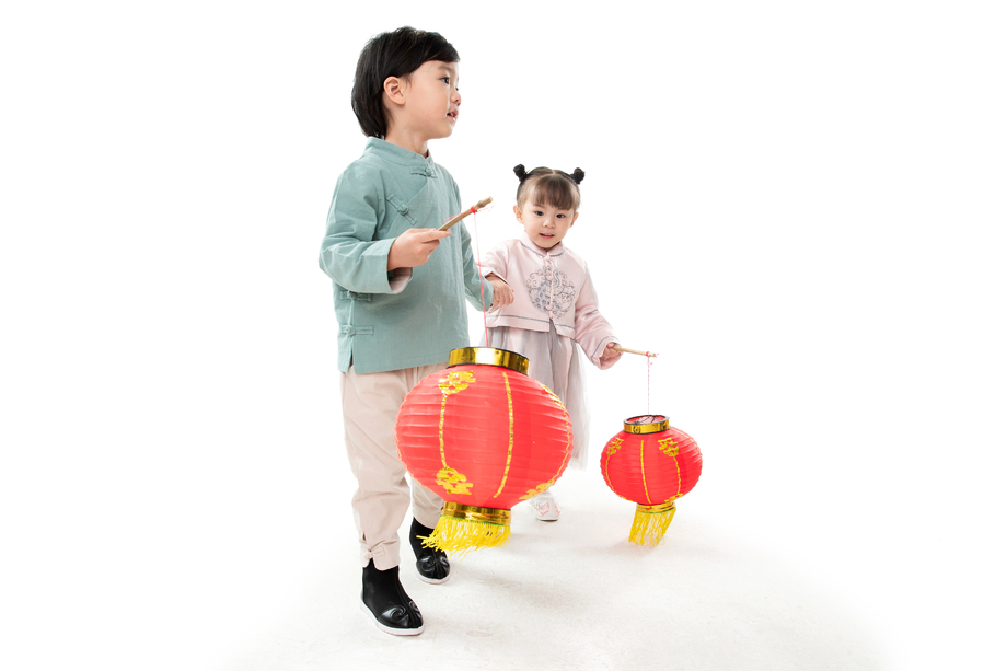 兄妹两人拿着红灯笼庆祝新年图片