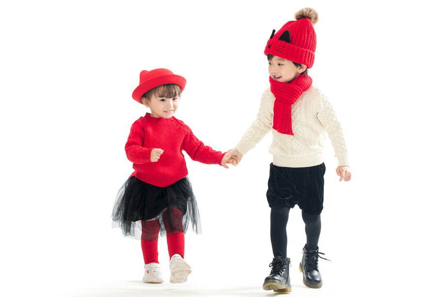 兄妹两人穿新衣服庆祝新年 兄妹两人穿新衣服庆祝新年