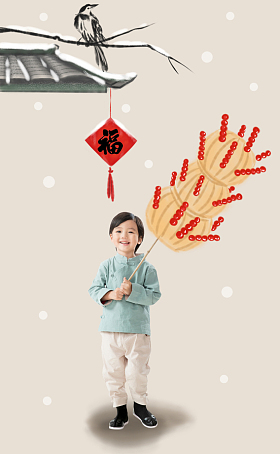 小男孩举着冰糖葫芦