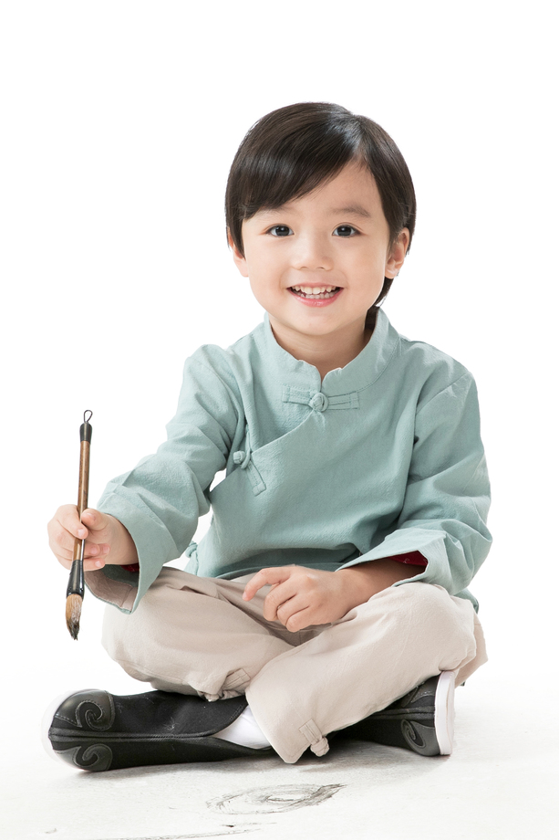 小男孩盘腿坐着拿毛笔写字 小男孩盘腿坐着拿毛笔写字