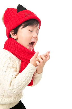 疲惫的小男孩打哈欠图片