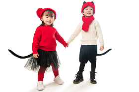 兄妹两人穿新衣服庆祝新年