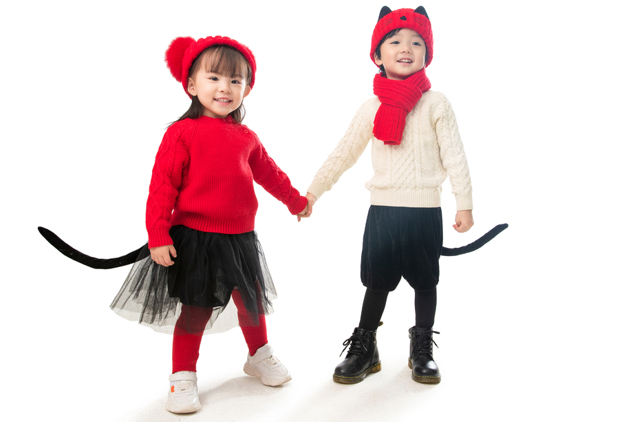 兄妹两人穿新衣服庆祝新年 兄妹两人穿新衣服庆祝新年