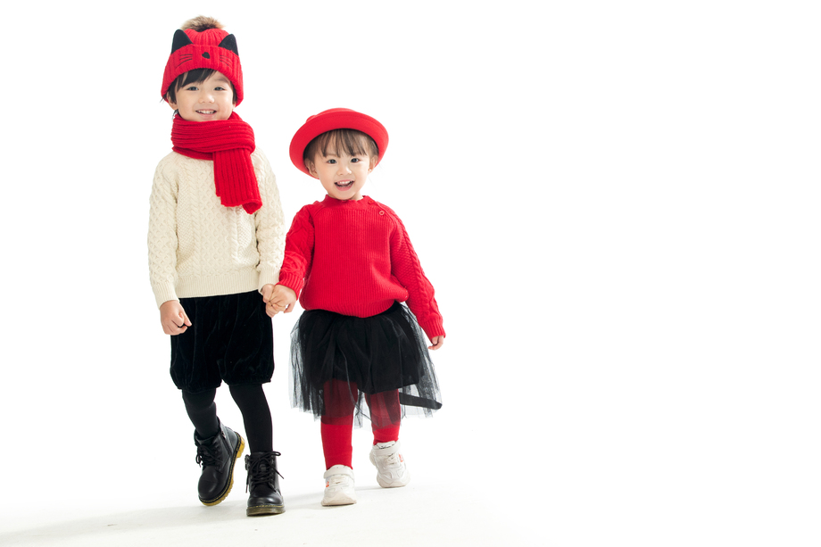 兄妹两人穿新衣服庆祝新年图片