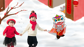 兄妹两人穿新衣服庆祝新年