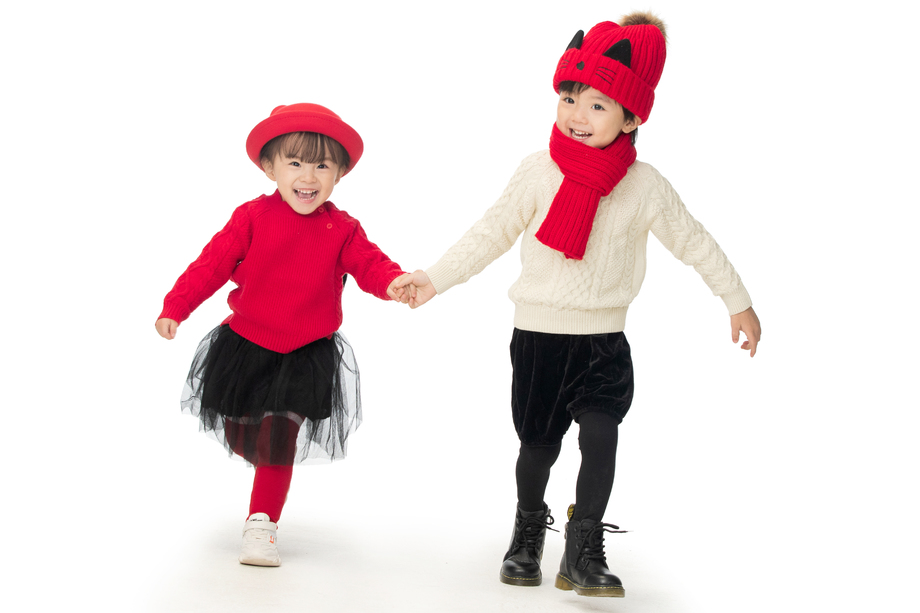 兄妹两人穿新衣服庆祝新年