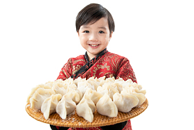 小男孩过年包饺子图片