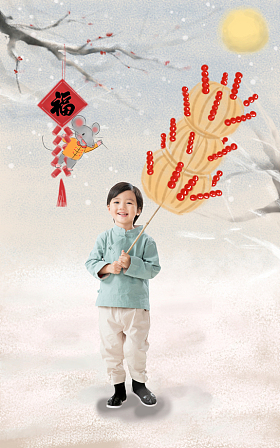 小男孩举着冰糖葫芦