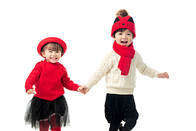 兄妹两人穿新衣服庆祝新年