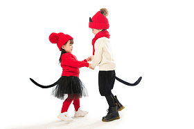 兄妹两人穿新衣服庆祝新年