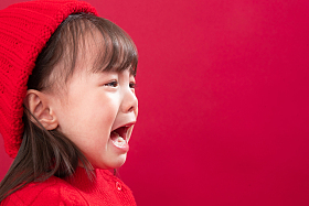 小女孩委屈的大哭图片