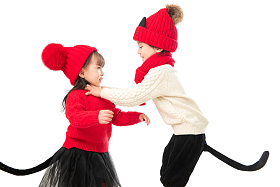 兄妹两人穿新衣服庆祝新年照片