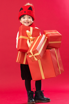 小男孩抱着礼物图片