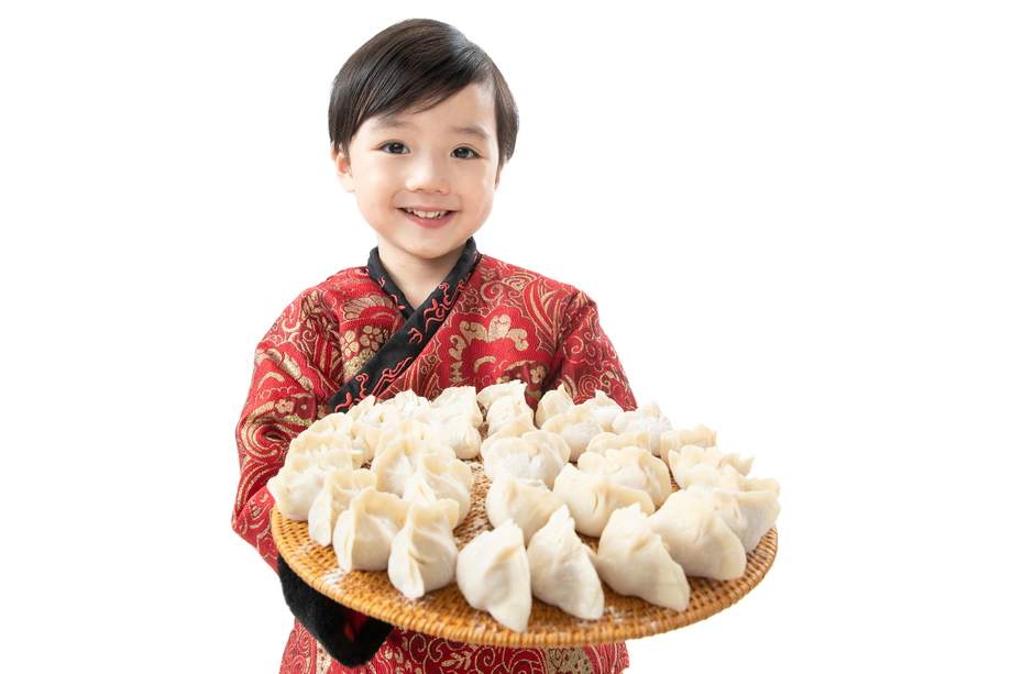 小男孩过年包饺子照片