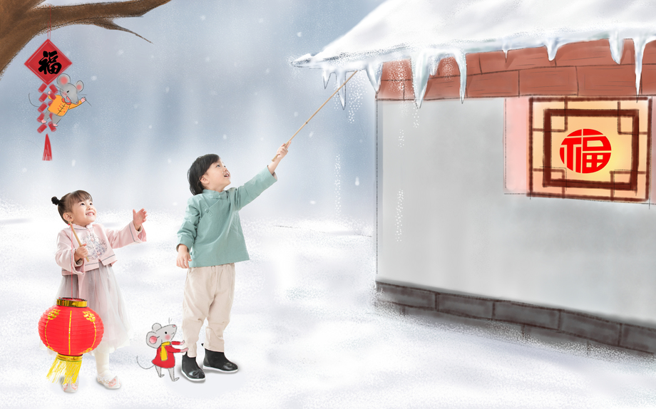 兄妹两人拿着红灯笼庆祝新年 兄妹两人拿着红灯笼庆祝新年