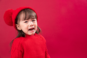 小女孩委屈的大哭图片