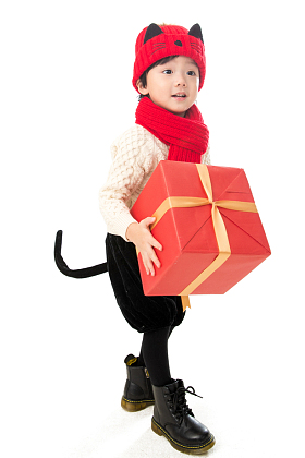 小男孩过年穿新衣服拿礼物图片