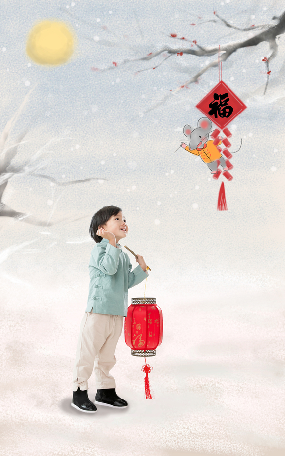 小男孩手提红灯笼庆祝新年