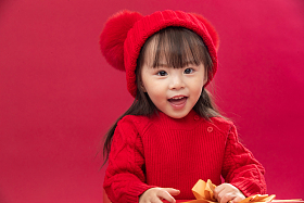 幸福的小女孩趴在礼物包装盒上