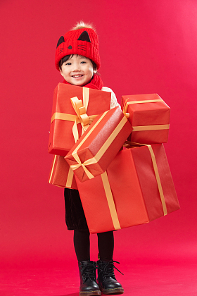 小男孩抱着礼物图片