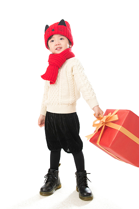 小男孩过年穿新衣服拿礼物图片