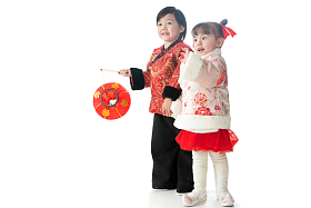 兄妹两人拿着红灯笼庆祝新年