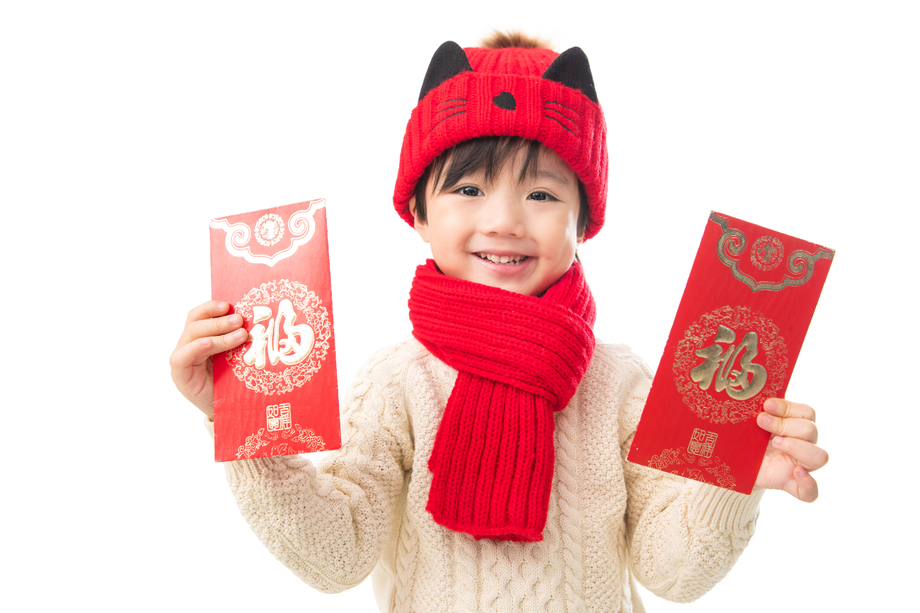 小男孩过年穿新衣服拿红包照片