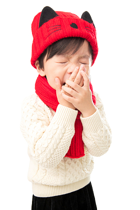 疲惫的小男孩打哈欠照片