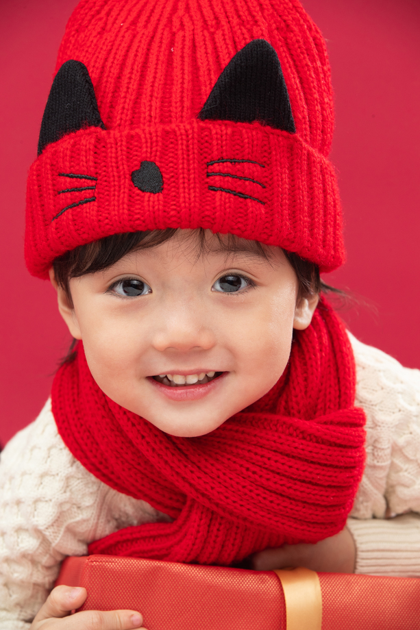 小男孩趴在礼物包装盒上图片