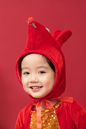 小男孩戴着小老鼠帽子照片