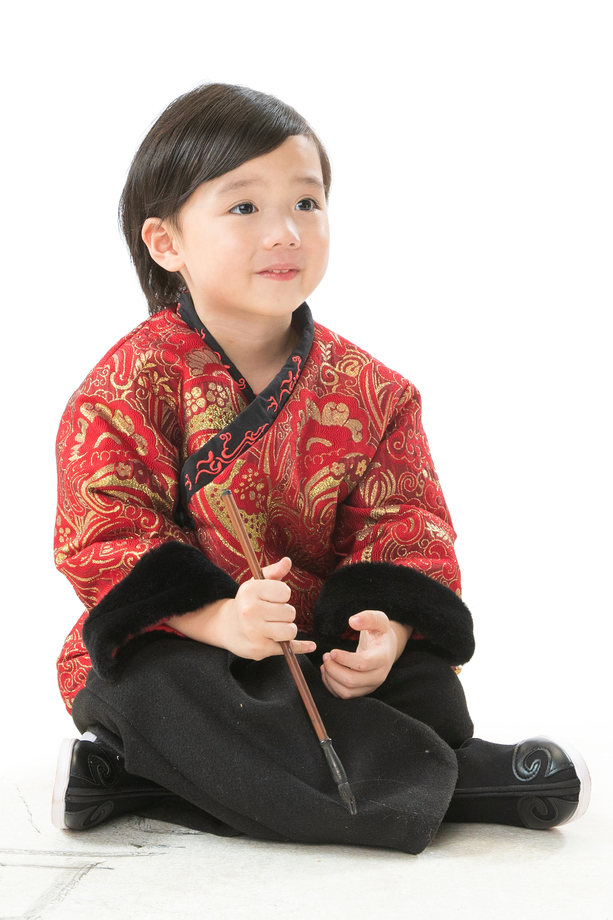 小男孩盘腿坐着拿毛笔写字 小男孩盘腿坐着拿毛笔写字