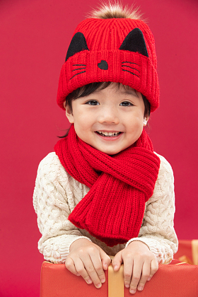 小男孩趴在礼物包装盒上图片